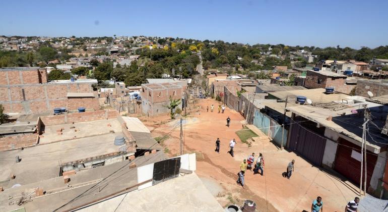 Imagens da região da Comunidade Dandara durantes a urbanização 