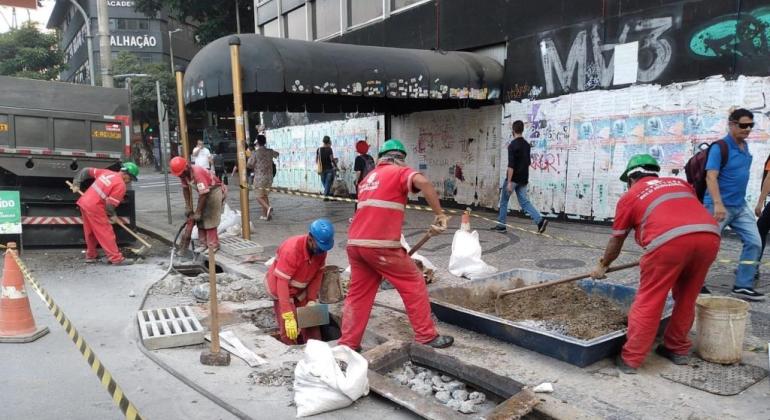 Prefeitura realiza limpeza e troca de bocas de lobo para reduzir impactos causados pela chuva