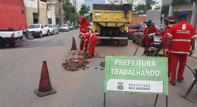 Funcionários da Sudecap em operação tapa-buraco