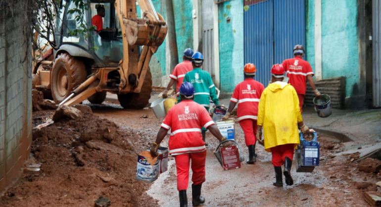 Prefeitura deixa Sudecap de plantão 24h por dia para fazer manutenção na cidade Funcionários da Sudecap fazendo manutenção na Vila Bernadete, no Barreiro, após as chuvas