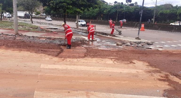 Equipe da PBH restabelecimento a avenida Teresa Cristina