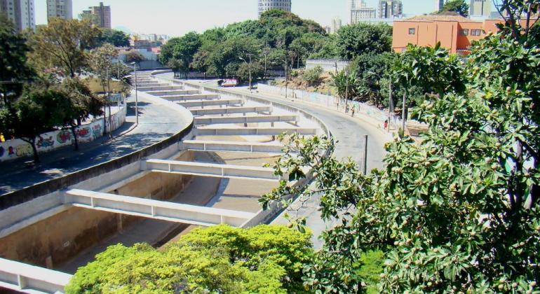 Prefeitura inicia substituição de vigas no Ribeirão Arrudas Imagens aéreas do Ribeirão Arrudas