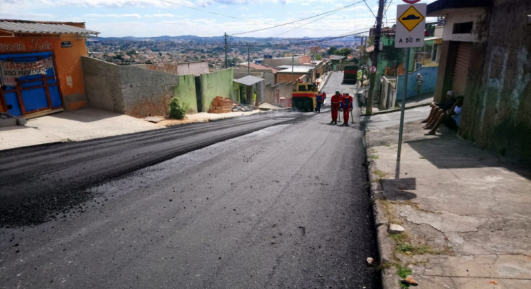 Prefeitura já concluiu 114 empreendimentos do Orçamento Participativo Rua sendo asfaltada