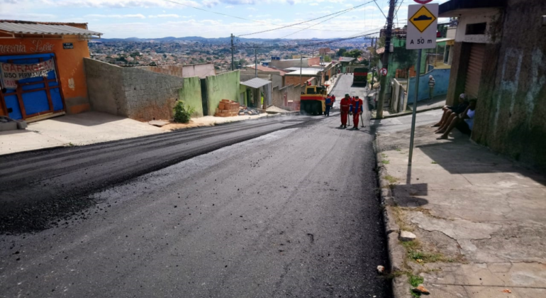 Rua sendo asfaltada