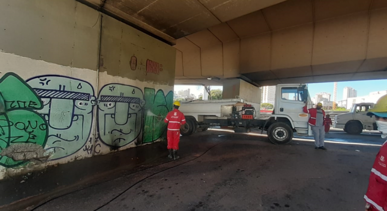 Prefeitura realiza manutenção de pontes, viadutos e túneis de Belo Horizonte Equipe da PBH realizando manutenção em viaduto