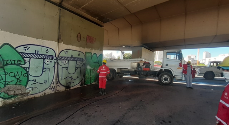 Equipe da PBH realizando manutenção em viaduto