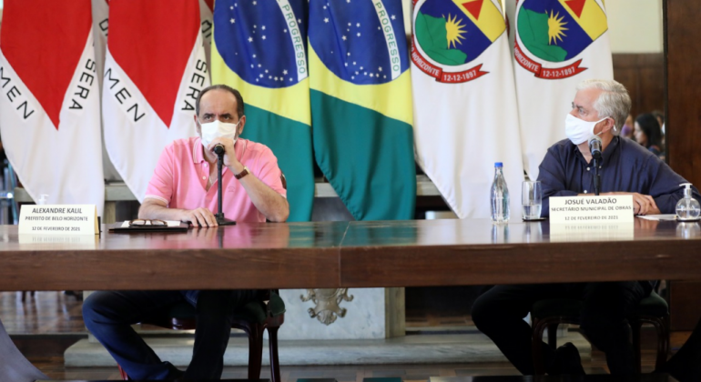 Prefeitura conhece propostas para terceira etapa de obras da Vilarinho Prefeito de BH, Alexandre Kaliu reunido com Josué Valadão, secretário municipal de obras