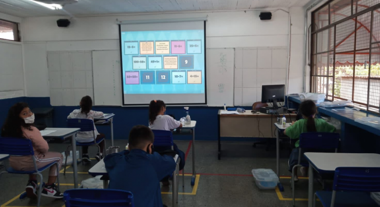 Busca ativa de estudantes reduz os riscos de abandono e evasão na pandemia Sala de aula