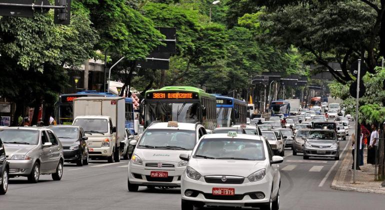 Prefeitura autoriza bandeira 2 nos táxis durante o mês de dezembro