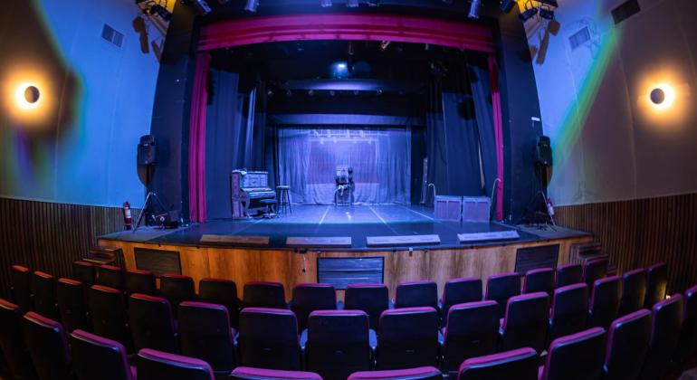 Teatro Marília encanta crianças e adultos com palhaçaria e poesia