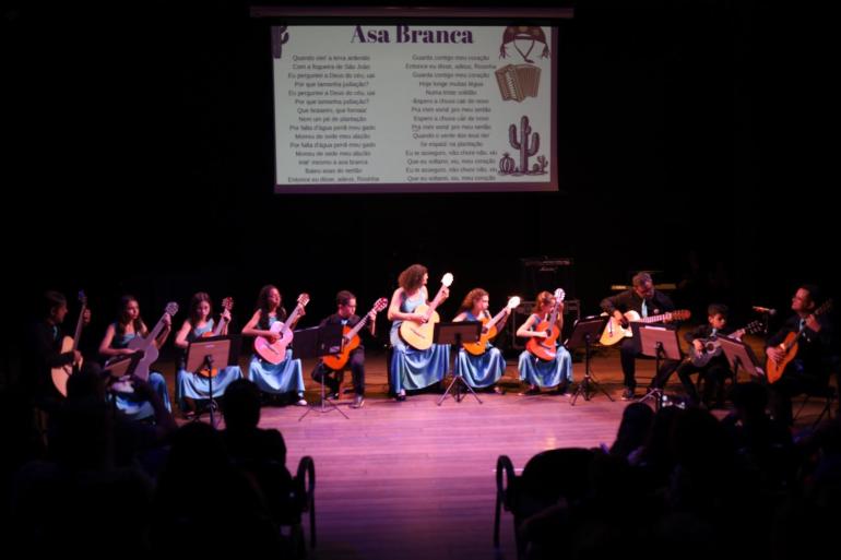 Espetáculo une música e imagens no Teatro Raul Belém Machado