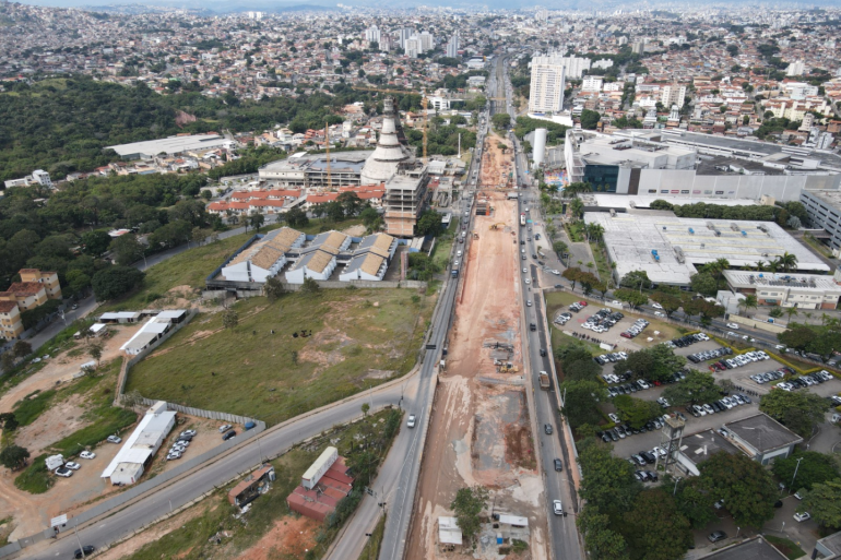 Obra na trincheira da avenida Cristiano Machado com Vilarinho. 