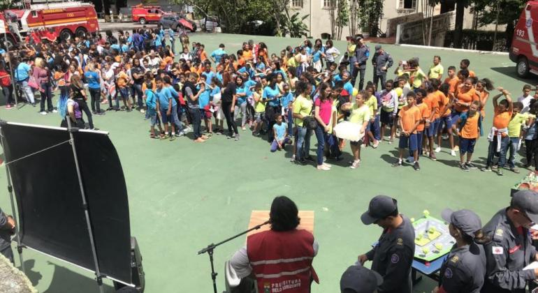 Quadra de escola com crianças e bombeiros