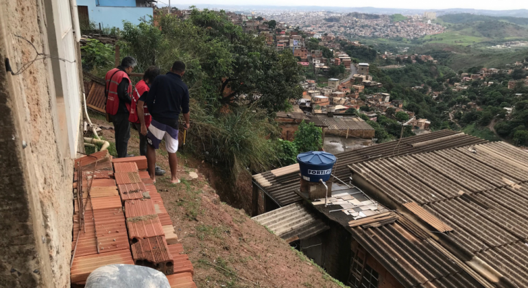 Com a chegada do período chuvoso, a equipe da Urbel intensifica as vistorias em áreas de risco geológico na cidade. Foto: Divulgação PBH Técnico da Urbel e Morador conferem moradia próxima a local de risco.