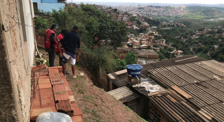 Técnico da Urbel e Morador conferem moradia próxima a local de risco. 