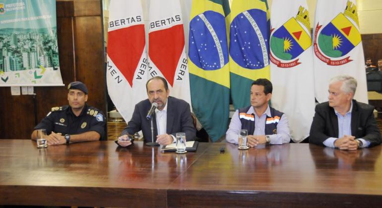 O Comandante da Guarda Civil Municipal de BH, Sérgio Prates; o prefeito de BH, Alexandre Kalil; o subsecretário de Proteção e Defesa Civil, Coronel Waldir Figueiredo Vieira; e o secretário municipal de Obras e Infraestrutura, Josué Valadão; sentados, nesta ordem, em entrevista coletiva no salão nobre da PBH. 