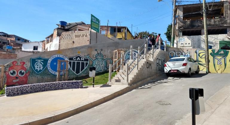 Obra de urbanização que inclui escada, na Vila Sumaré, durante o dia. 