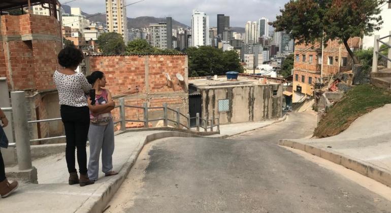 Os moradores da Vila Nossa Senhora da Conceição, na região Centro-Sul, estão trocando encostas e caminhos de de terra por vias urbanizadas. Foto: Divulgação PBH Rua urbanizada em Aglomerado da Serra, durante o dia.