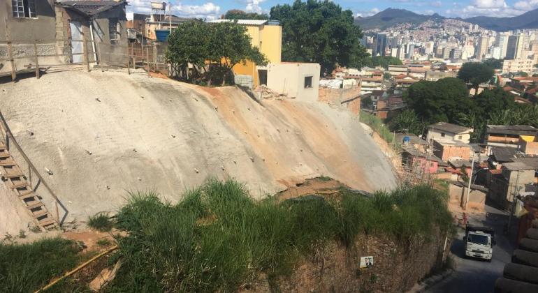 Os moradores das ruas 21 de Abril e Cinábrio estão perto de ver a conclusão das obras de eliminação de risco geológico de deslizamento. Foto: Divulgação PBH Encosta concretara em Vila Senhor dos Passos, durante o dia.