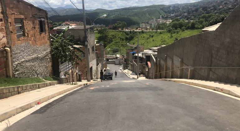 Rua recém asfaltada no Alto Vera Cruz, durante o dia. 