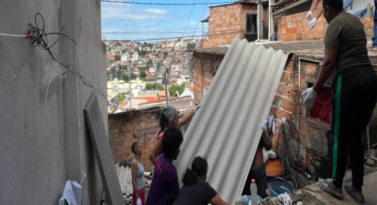 Grupo de mulheres reformam o telhado de casa com a orientação do Programa de Assistência e Assessoria Técnica