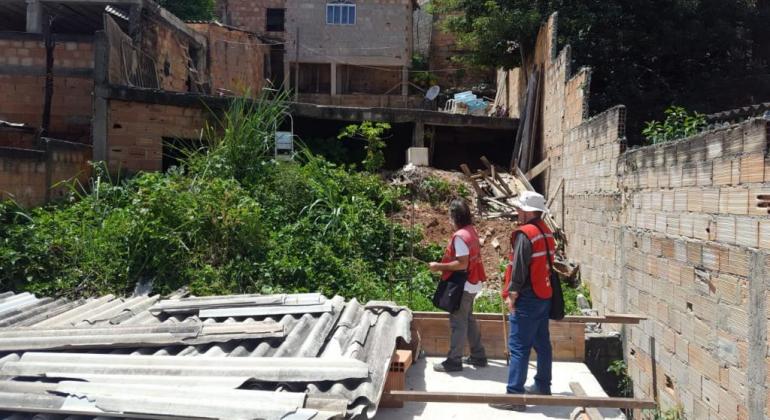 Técnicos da Urbel durante vistoria em áreas de risco