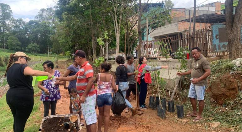 Moradores durante ação de plantio de árvores na região do Barreiro