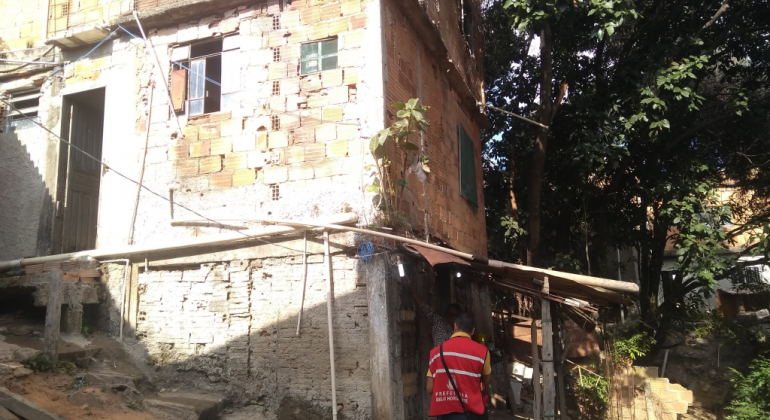 Prefeitura realiza ações contínuas de prevenção ao risco em Belo Horizonte Técnico da Urbel fazendo vistoria em áreas de risco