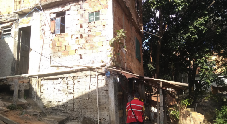 Técnico da Urbel fazendo vistoria em áreas de risco