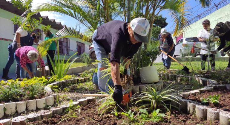 Moradores participam de curso de jardinagem oferecido pela Prefeitura