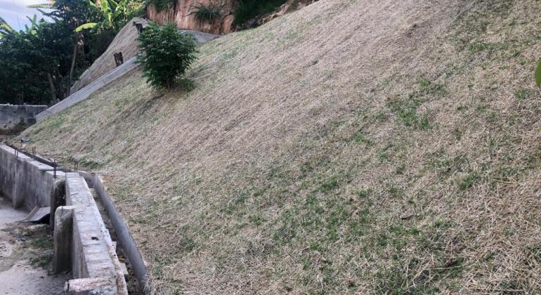 Obra de contenção de encosta no Paulo VI está em fase final Imagens da hidrossemeadura realizada no bairro Paulo VI