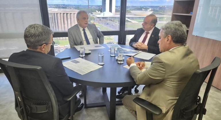 Prefeito Fuad Noman vai à Brasilia discutir interesses de Belo Horizonte Prefeito Fuad Noman vai à Brasilia discutir interesses de Belo Horizonte