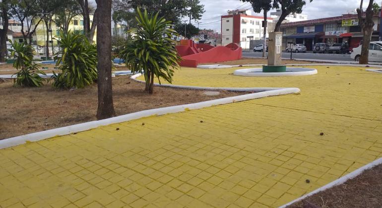 A praça Economisa, uma das áreas reformadas, recebeu obras de manutenção e pintura no piso, meio-fio, bancos e na rampa de acessibilidade. Foto: Divulgação PBH Praça Economisa revitalizada, durante o dia.