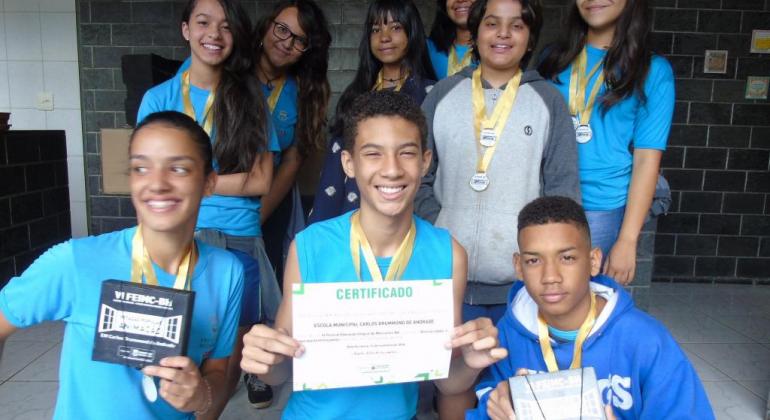 Nove alunos da E. M. Carlos Drummond de Andrade, vencedores de festival de minicurtas da PBH, exibem certificado. 
