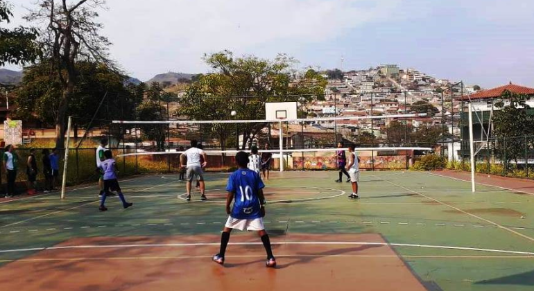 PBH abre vagas para aulas gratuitas de basquete, vôlei e futsal 