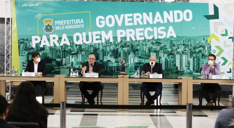 Prefeitura confirma reabertura gradual e anuncia setores autorizados a funcionar Membros do Comitê de Enfrentamento à Covid-19 em coletiva na sede da Prefeitura