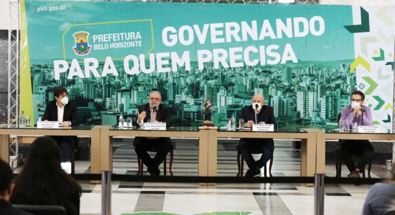 Membros do Comitê de Enfrentamento à Covid-19 em coletiva na sede da Prefeitura