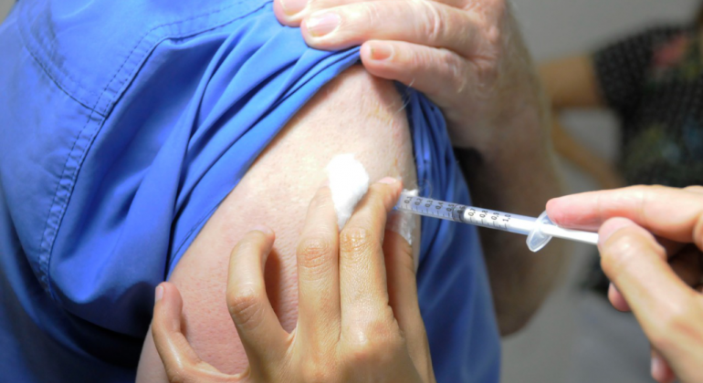 Prefeitura amplia vacinação contra Gripe para população em geral Cidadão de BH sendo vacinado