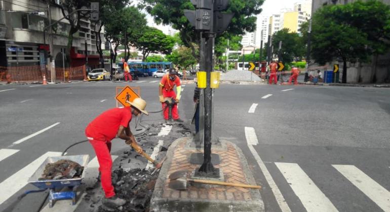 PBH começa a implantação de novas faixas exclusivas para o transporte coletivo PBH começa a implantação de novas faixas exclusivas para o transporte coletivo