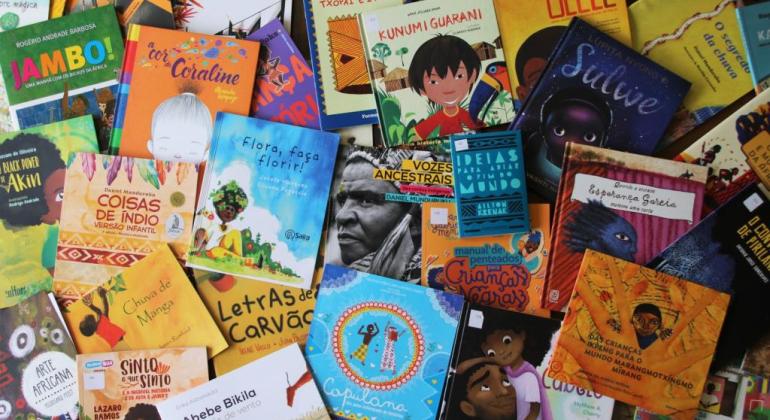Secretaria de Educação realiza encontros com autores de livros do Kit Literário Secretaria de Educação realiza encontros com autores de livros do Kit Literário