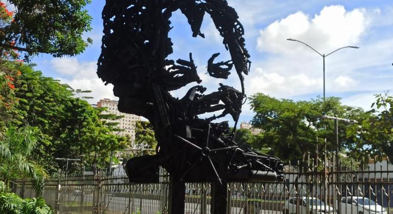 Parque Municipal recebe escultura em homenagem a Anita Gomes dos Santos Parque Municipal recebe escultura em homenagem a Anita Gomes dos Santos