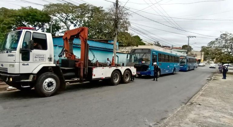 Fiscalização da PBH recolhe dois ônibus no bairro Goiânia por irregularidades Fiscalização da PBH recolhe dois ônibus no bairro Goiânia por irregularidades