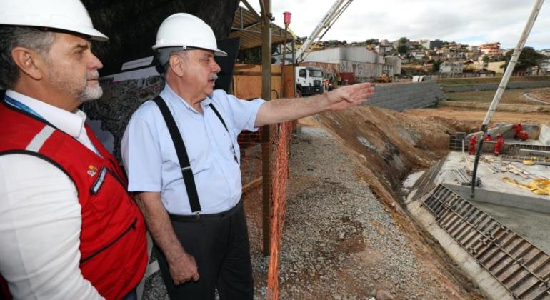 Prefeito Fuad Noman visita obras da bacia do Córrego Olaria Prefeito Fuad Noman visita obras da bacia do Córrego Olaria