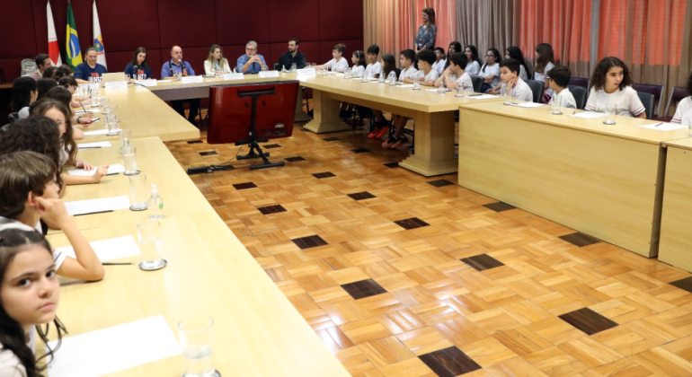 Prefeito Fuad Noman recebe estudantes para debater despoluição da Lagoa da Pampulha Prefeito Fuad Noman recebe estudantes para debater despoluição da Lagoa da Pampulha