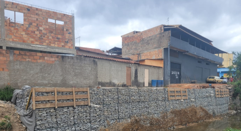 PBH faz obra de estabilização de margens do Córrego Capão, no Bairro Lagoa PBH faz obra de estabilização de margens do Córrego Capão, no Bairro Lagoa