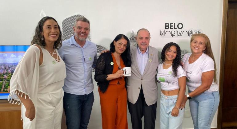 Prefeito Fuad Noman recebe adolescente transplantada que vai disputar Olimpíada Prefeito Fuad Noman recebe adolescente transplantada que vai disputar Olimpíada