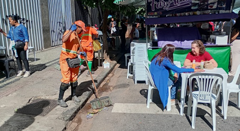 Limpeza na Feira da Afonso Pena é ampliada com turma extra de garis durante o evento 