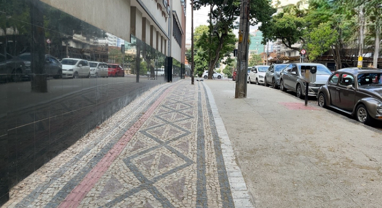 Mais dois trechos de calçadas portuguesas são revitalizados no Hipercentro