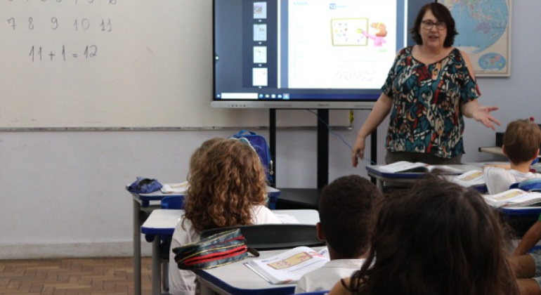 Professores e bibliotecários aprovados em concurso público são nomeados