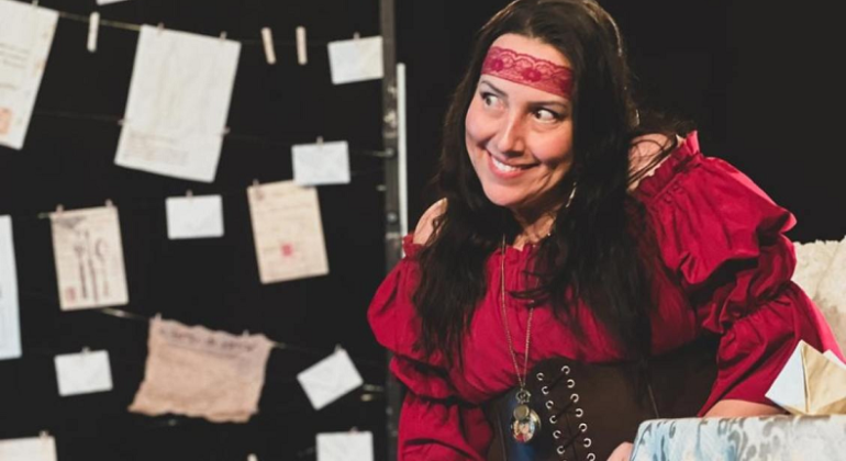 “Além das Cartas” transforma público em consulente no Teatro Francisco Nunes